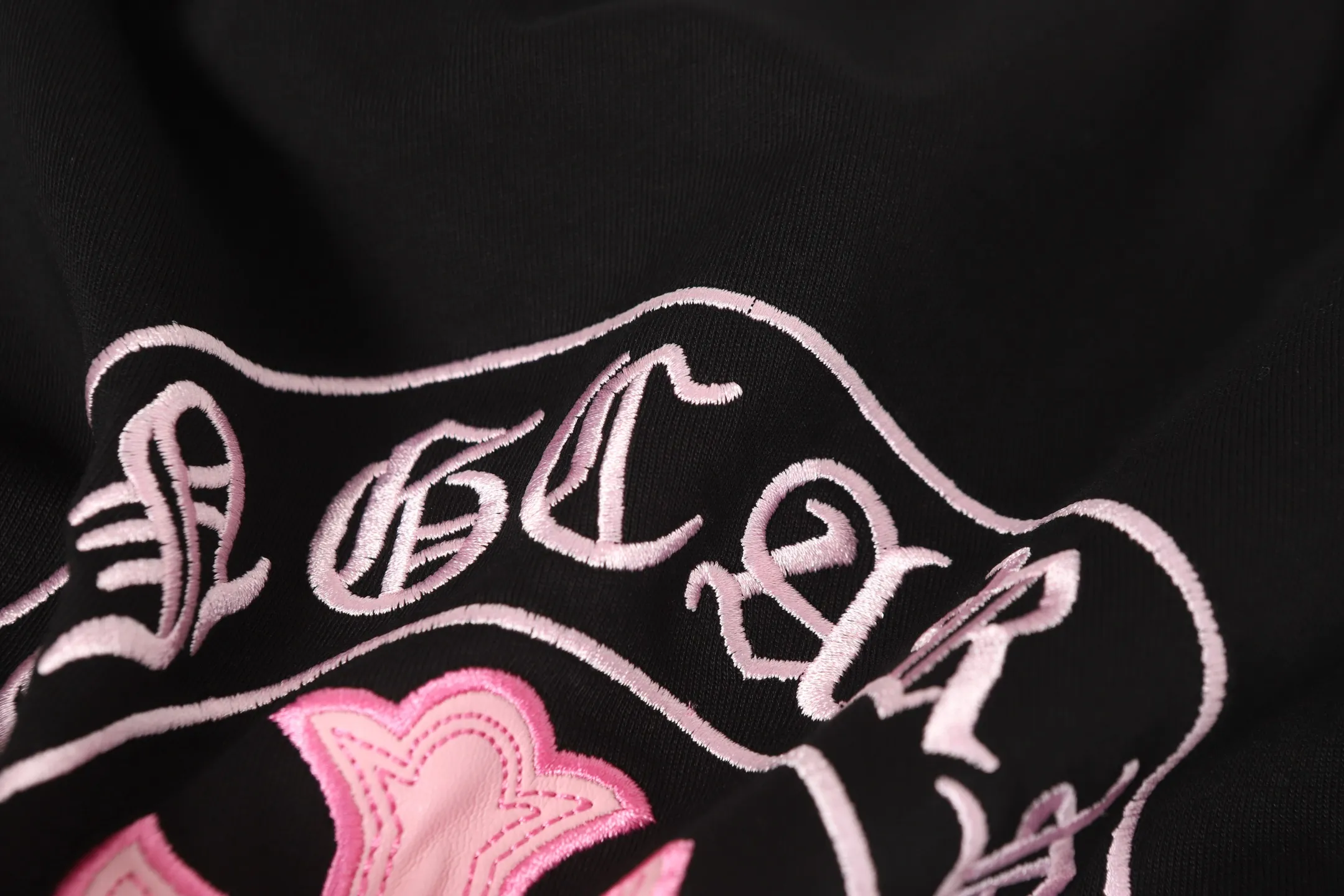 P160 Chrome Hearts CH Chrome Hearts Heavy Industry Horseshoe Sanskrit appliqué embroidered short-sleeved T-shirt. Use imported Tajima machine embroidery. Correct configuration. Black 2025 Chrome Hearts ZP packaging bag. 240 grams of custom-dyed double yarn cotton. Large version. Loose and stylish. Differentiated from low version, slim and long version with upper body and hip pull. 100% commitment: top quality. Not fast food. Highest version on the market. Top quality - different from ordinary versions on the market. If you care about quality. You must also respect the price. Absolutely zero after-sales service. The return rate so far is 0. It’s hard not to love the style. - 240g custom-dyed double yarn fabric. - Correct high-density main mark, washed tag, hand-sewn.